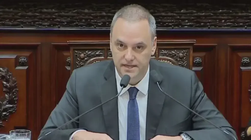 Manuel Adorni defiende su gestión en el Congreso ante cuestionamientos judiciales