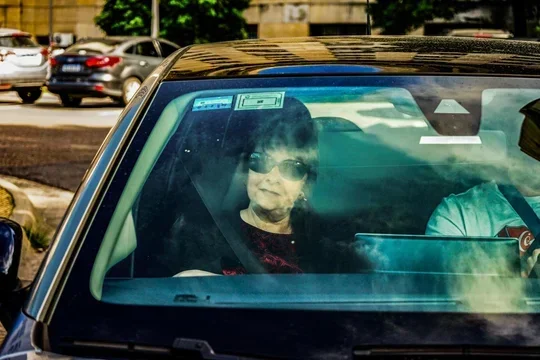 Manuel Adorni enfrenta acusaciones de deuda de 70 mil dólares por prestamistas en La Rioja