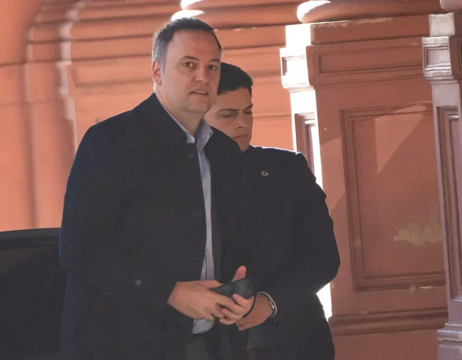 Manuel Adorni invierte en Caballito: compra de departamento por USD 230.000