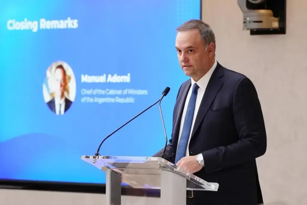 Manuel Adorni se disculpa por sus declaraciones en Argentina Week en Nueva York