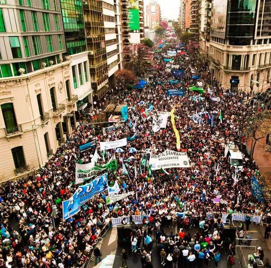 Masiva movilización en defensa de la educación pública recorre Argentina
