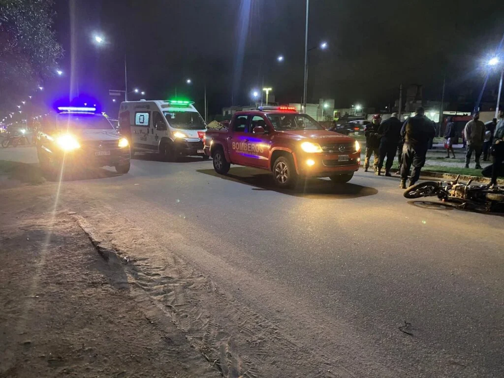Motociclista choca en Avenida Primero de Marzo y sufre lesiones graves