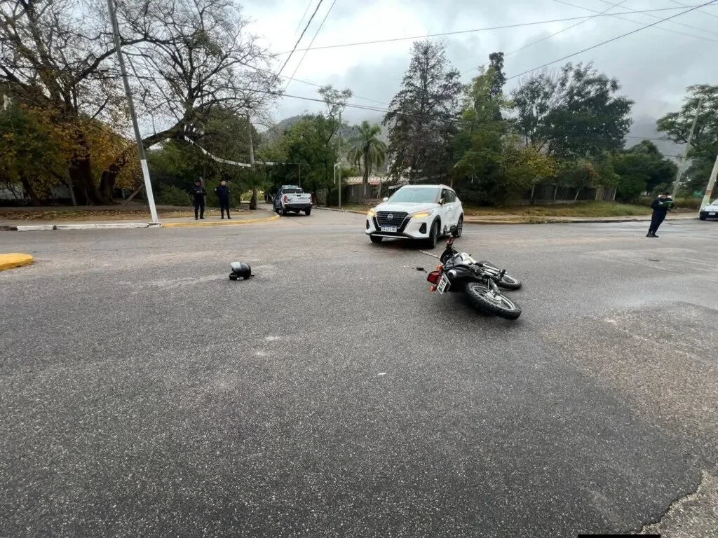 Motociclista en estado crítico tras accidente en La Quebrada: se investiga el suceso
