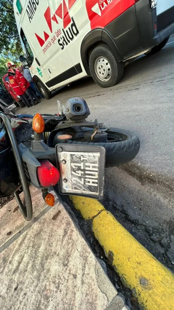 Motociclista grave tras accidente en el centro: un árbol como obstáculo inesperado