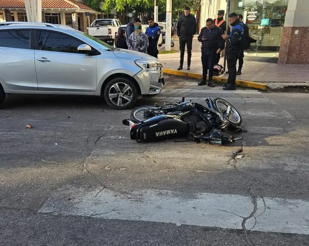 Motociclista herida en accidente en Copiapó y Vélez Sarsfield es asistida en La Rioja