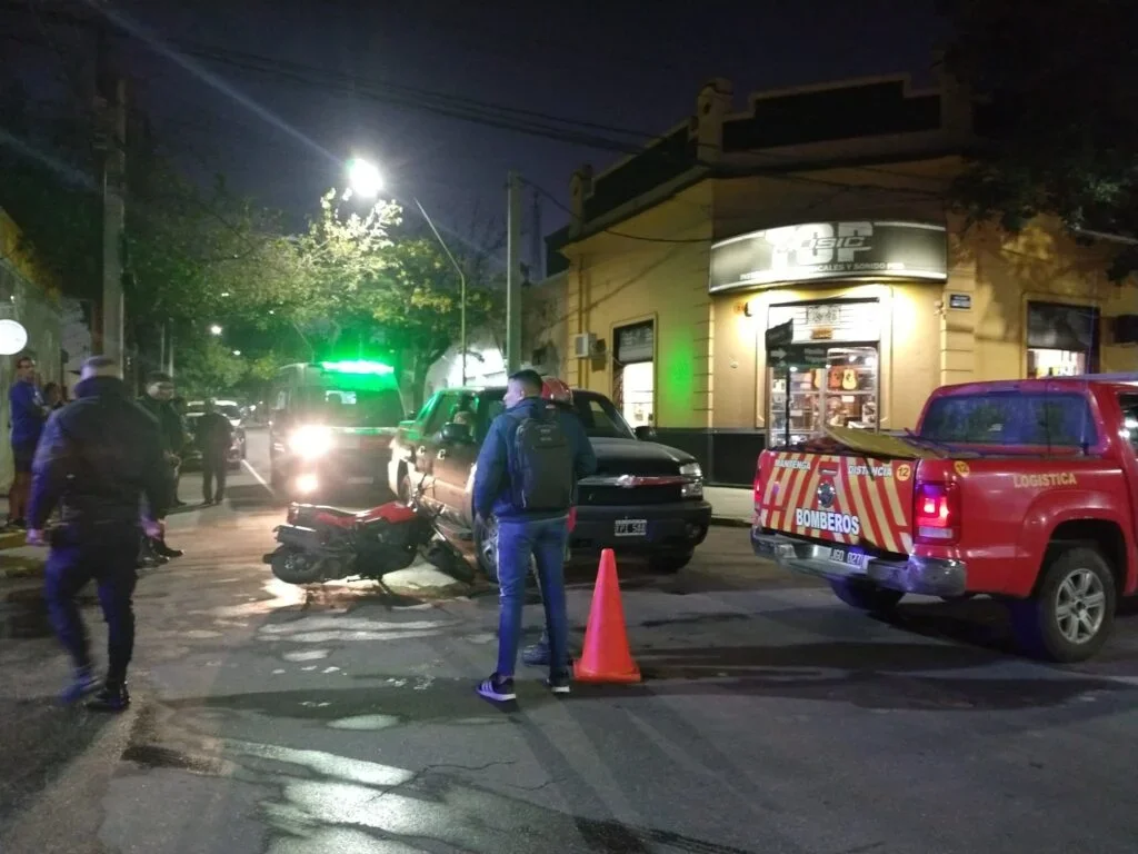 Motociclista herida en choque con camioneta: ruta cortada en La Rioja