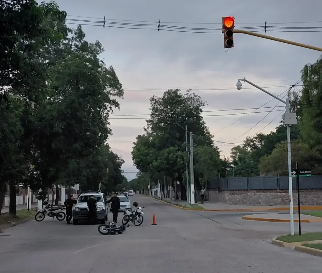 Motociclista herido en choque con auto que se dio a la fuga en la Capital