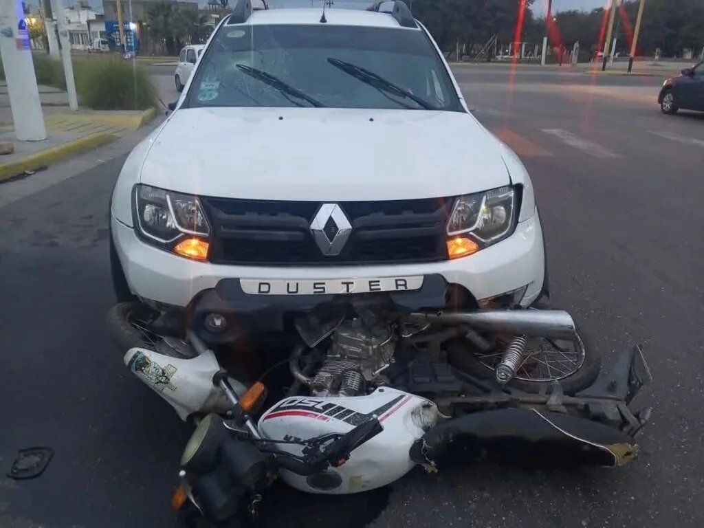 Motociclista herido tras ser arrollado por un conductor ebrio en La Rioja capital