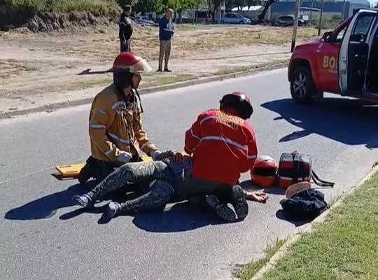 Motociclista sufre grave accidente en "El Triángulo" y es abandonada en el lugar