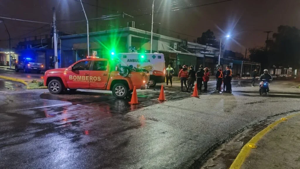 Mujer herida en choque entre motos y auto en la capital riojana