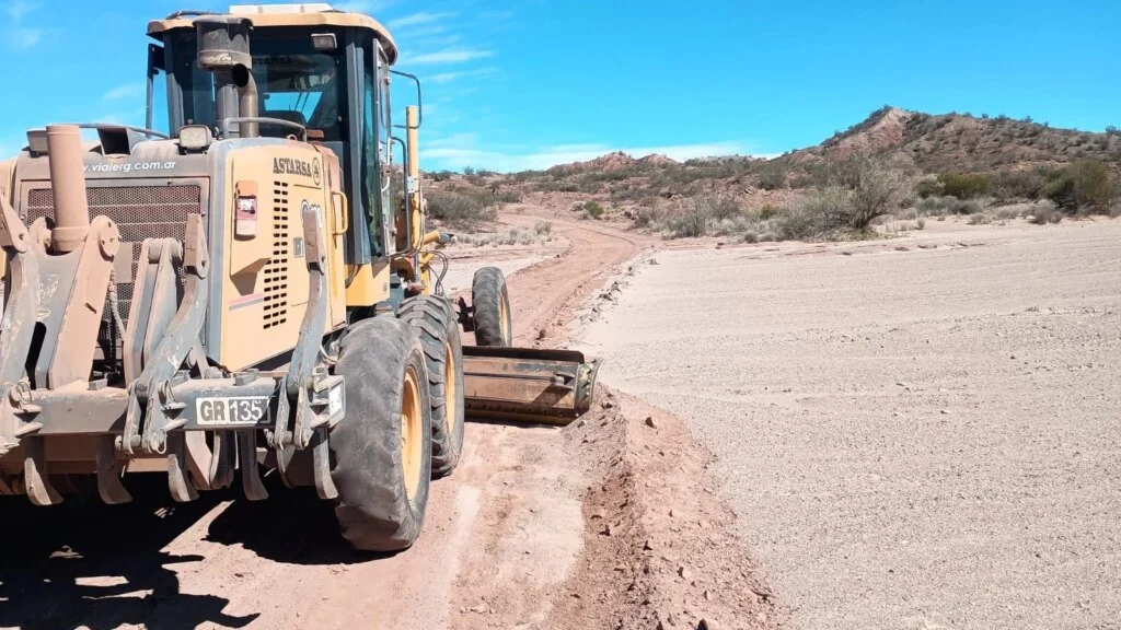 Operativo de mantenimiento de Vialidad Provincial mejora caminos en zonas rurales de La Rioja