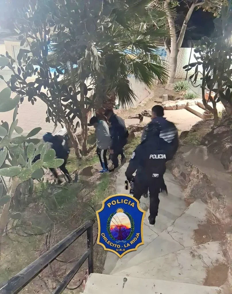 Operativo en Chilecito: cinco jóvenes arrestados con armas y drogas en la vía pública