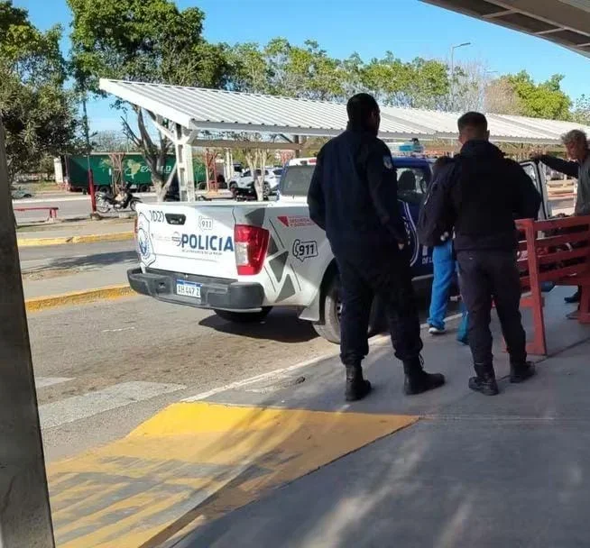 Padre en problemas tras agredir a su hija en la Terminal de Ómnibus de La Rioja