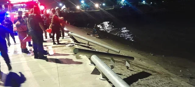 Pescadores héroes: rescatan a madre e hija de un accidente en la Costanera