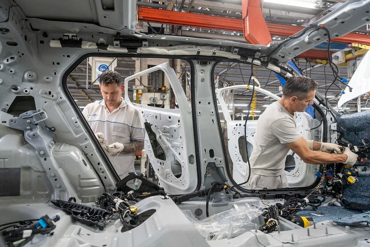 Peugeot Argentina enfrenta una disminución en la producción y nuevos retiros voluntarios.