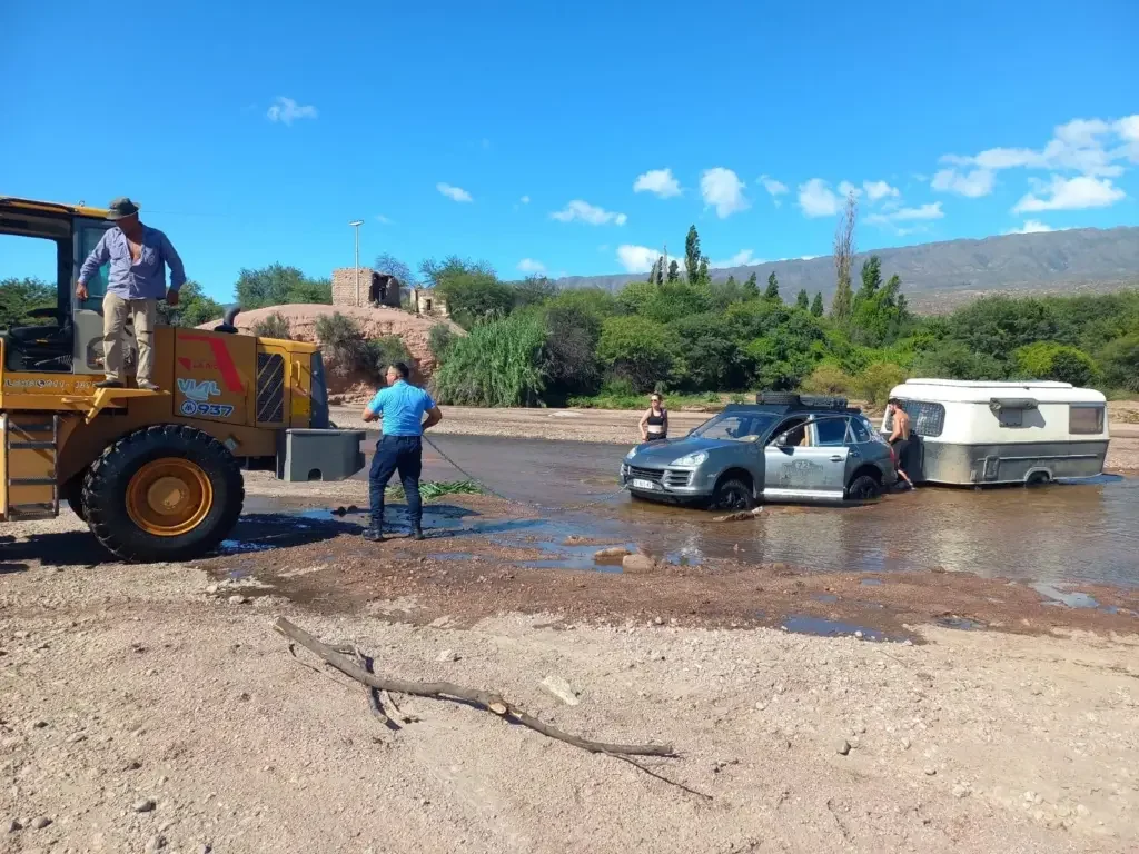 Policía rescata a turistas franceses varados en el Río Los Sauces tras situación de emergencia