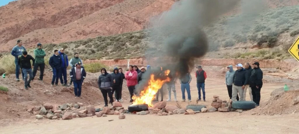 Protesta en General Lamadrid: pobladores cierran ruta por minería y empleo local