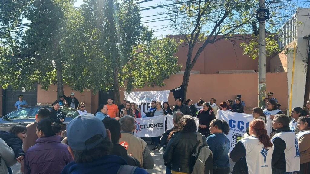 Protestas en La Rioja exigen soluciones tras el despido de 11 mil trabajadores