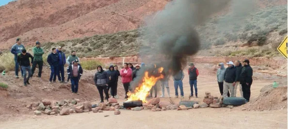 Reclamos laborales en minería generan corte de ruta en Leoncito