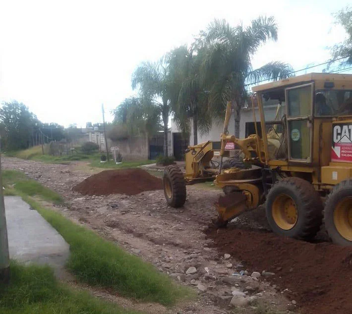 Recuperación de calles en la Capital: maquinaria en acción tras las lluvias