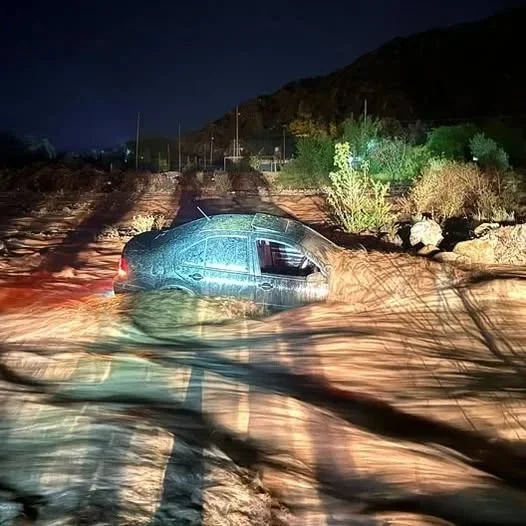 Rescate heroico en Chilecito: conductores salvados tras fuerte tormenta y creciente.