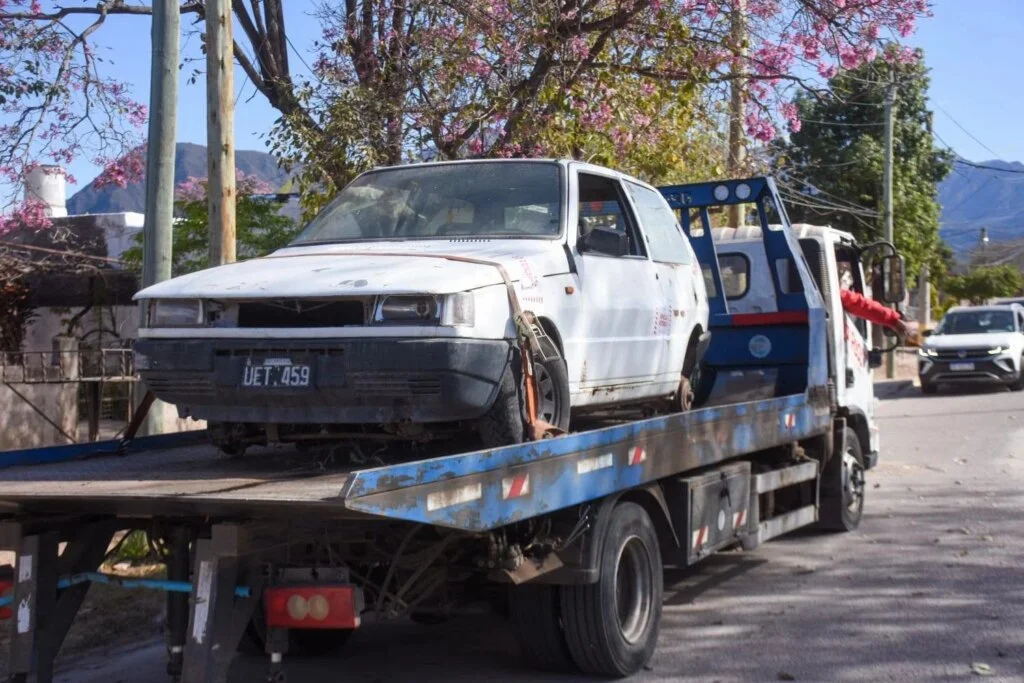 Retiro de vehículos abandonados en la Avenida 30 de Septiembre para agilizar el tránsito