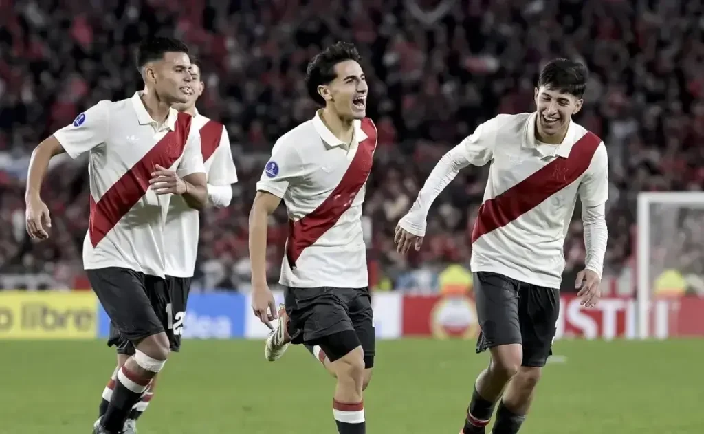 River Plate avanza a octavos de final tras contundente victoria en el Monumental