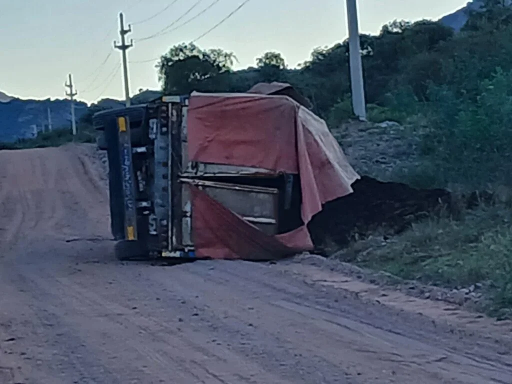 Ruta 28 cerrada por volcadura de camión: vecinos enfrentan días de complicaciones viales