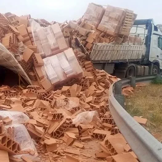 Ruta 38 afectada por vuelco de camión: complicaciones para los viajeros en San Nicolás de Bari