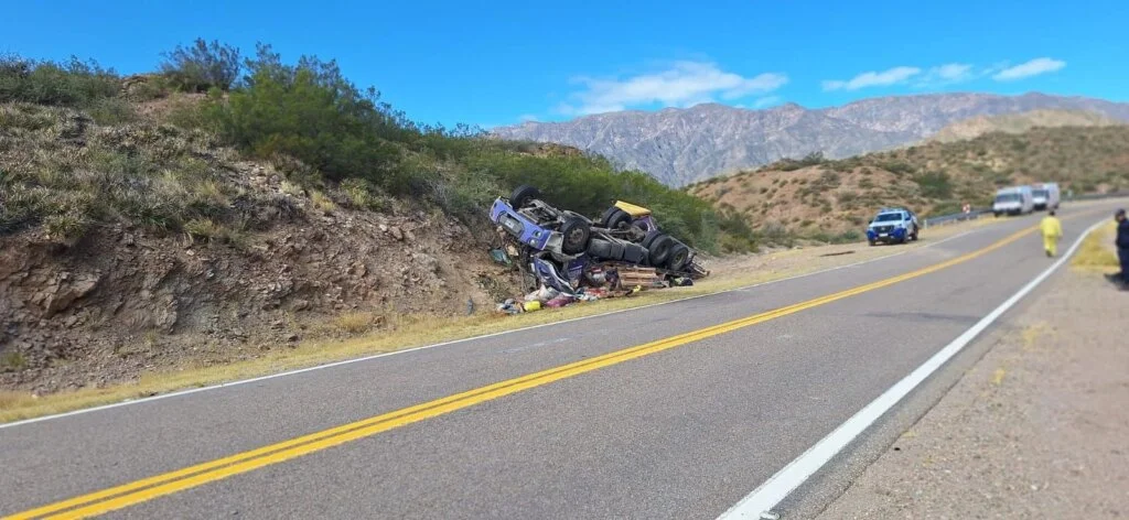 Ruta Nacional 60 complicada por vuelco de camión: tránsito restringido en Quebrada de La Cébila