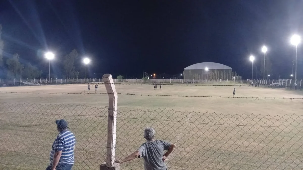 San Martín de Villa Unión ilumina su cancha con un moderno sistema de luces