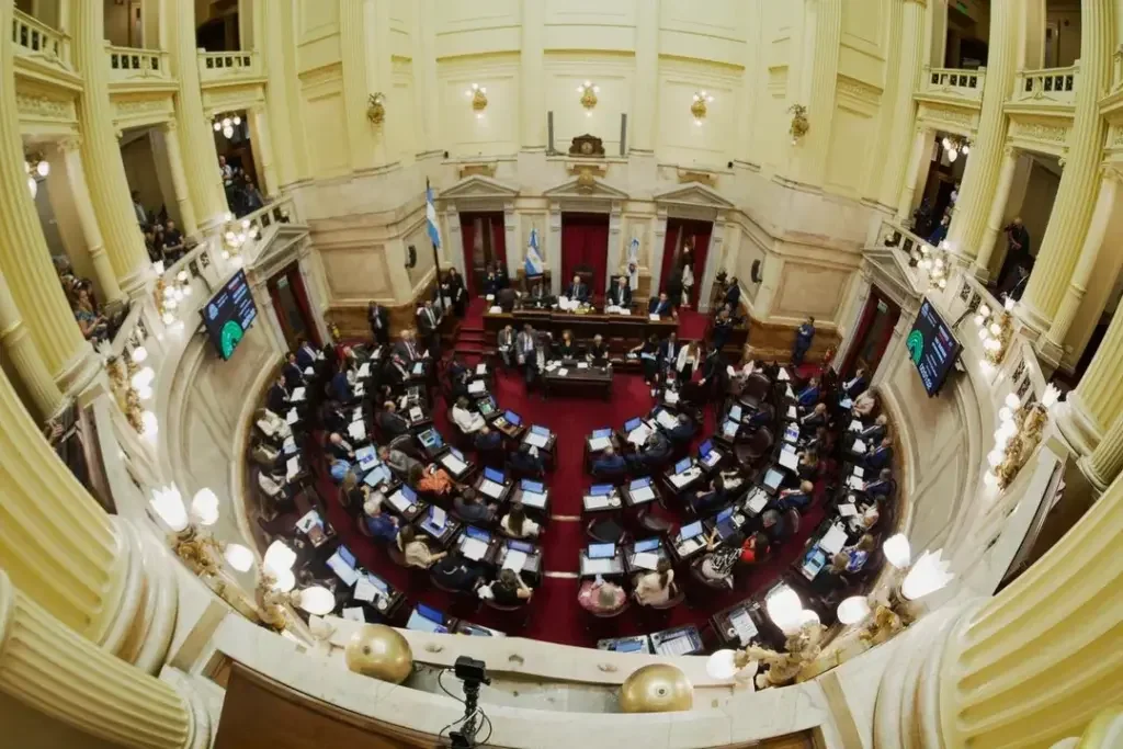 Tensiones políticas marcan el inicio del debate sobre reforma electoral en el Senado argentino