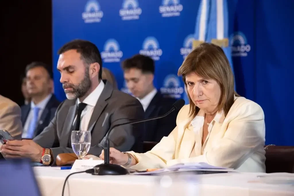 Tensiones sociales marcan el debate sobre la reforma laboral en el Senado argentino