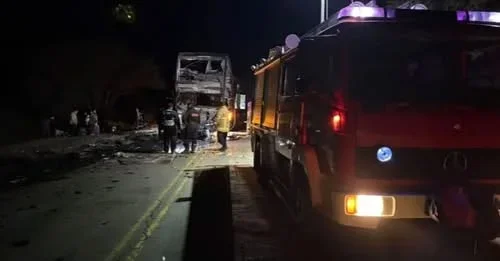 Tragedia en Salta: un micro de La Rioja colisiona con un camión y deja un muerto