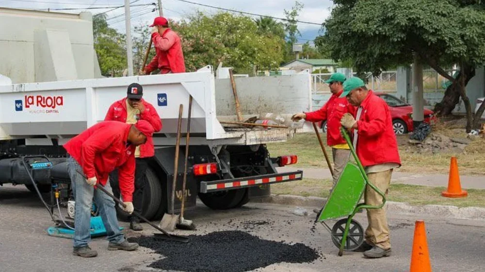 Vecinos de la Capital celebran la mejora de calles tras el bacheo municipal