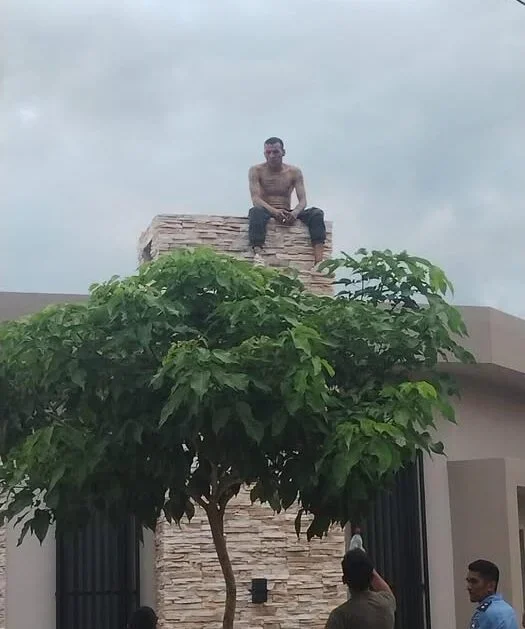 Vecinos de La Rioja preocupados por el hombre atrincherado en el techo