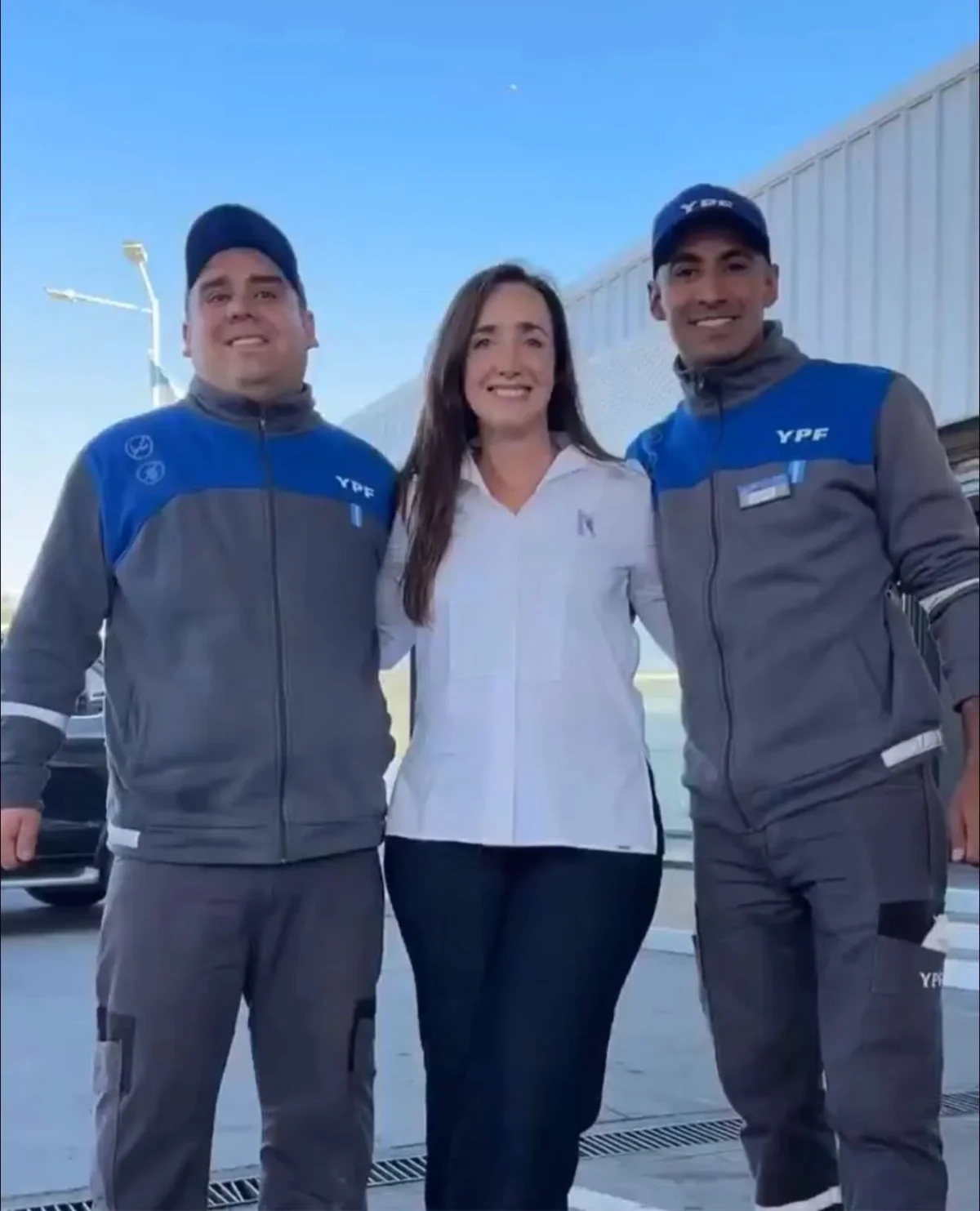 Victoria Villarruel celebra el Día del Amigo en Aimogasta junto a un amigo local.