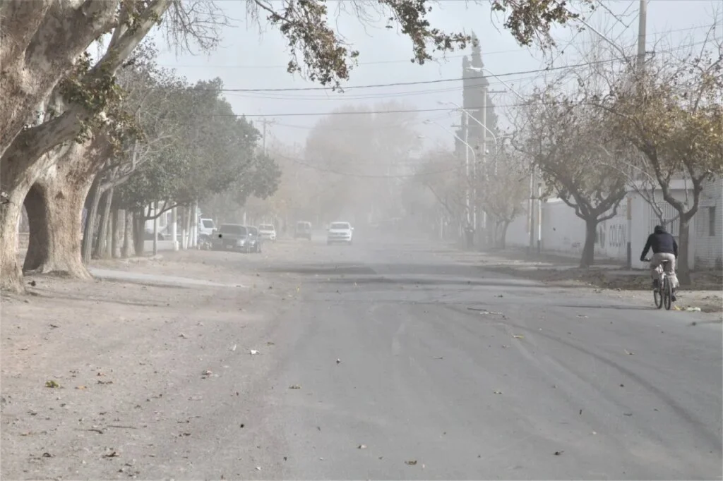 Viento zonda genera ceses de actividades y alerta en La Rioja