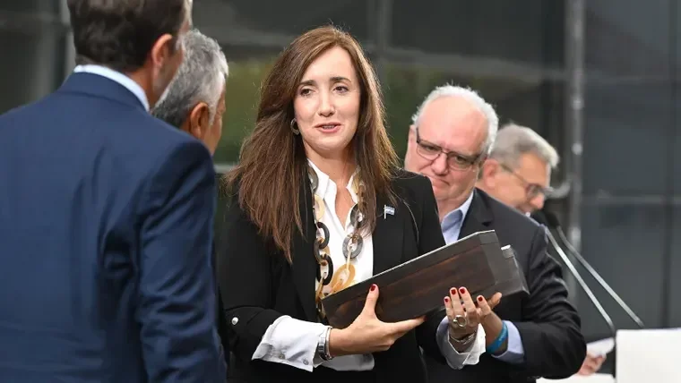 Villarruel celebra la Vendimia con vino de La Rioja, pero no aparece en la imagen oficial