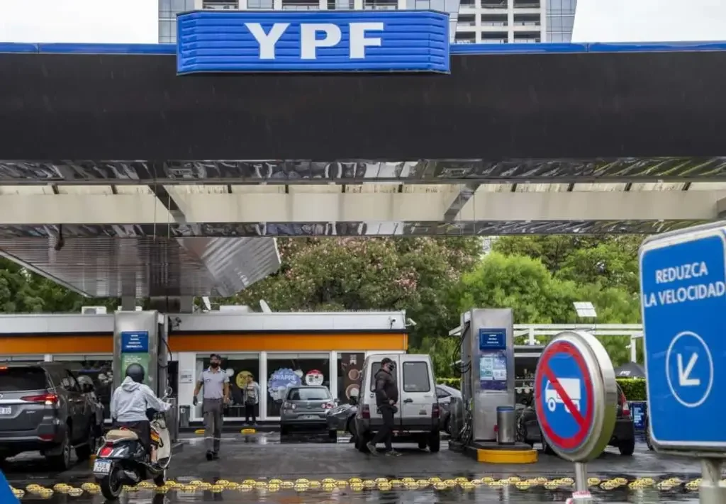 YPF evalúa cambios en los precios de combustibles: impacto en la economía local