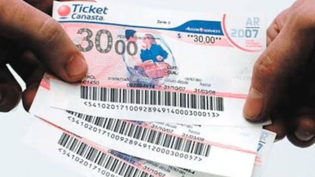 El Gobierno evalúa reintroducir los tickets canasta en la reforma laboral